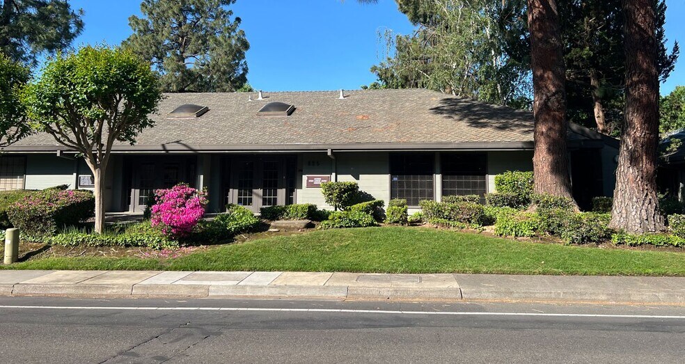 825 University Ave, Sacramento, CA à louer - Photo principale – Image 1 sur 3