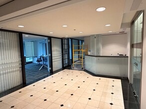 5811 Cooney Rd, Richmond, BC à louer Photo intérieure– Image 1 sur 5