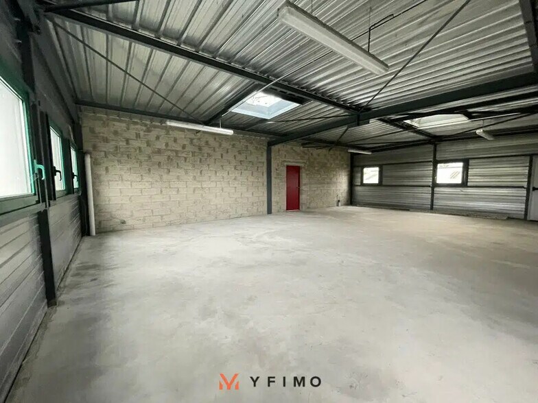 Local d'activités dans Les Mureaux à vendre - Photo de l’immeuble – Image 3 sur 7