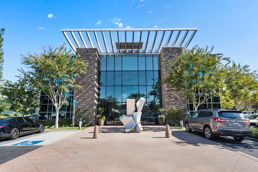 2629 Townsgate Rd, Westlake Village, CA à vendre - Photo de l’immeuble – Image 1 sur 38