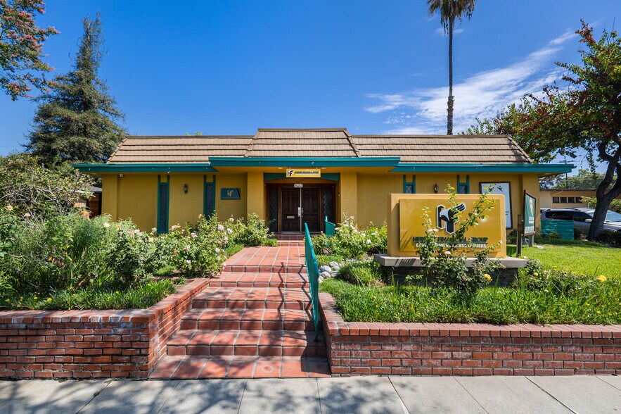 635 W Foothill Blvd, Monrovia, CA à vendre - Photo de l’immeuble – Image 1 sur 37