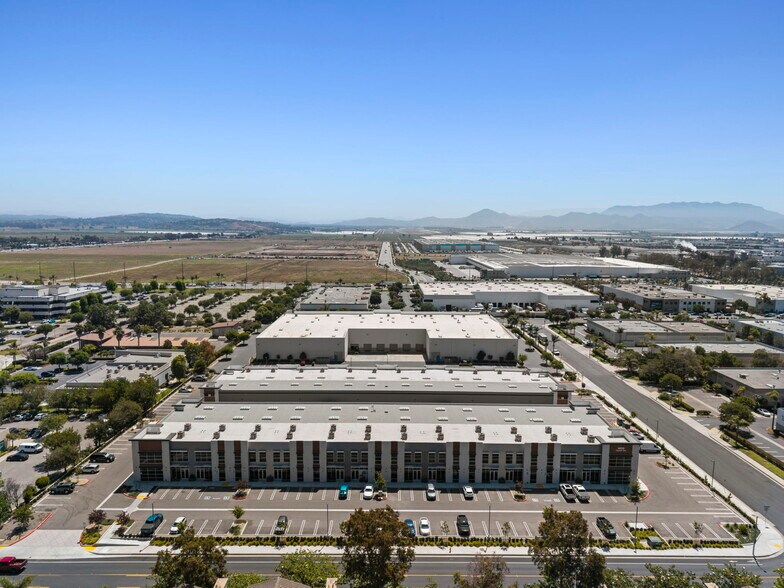 1400 Graves Ave, Oxnard, CA à vendre - Photo de l’immeuble – Image 3 sur 34
