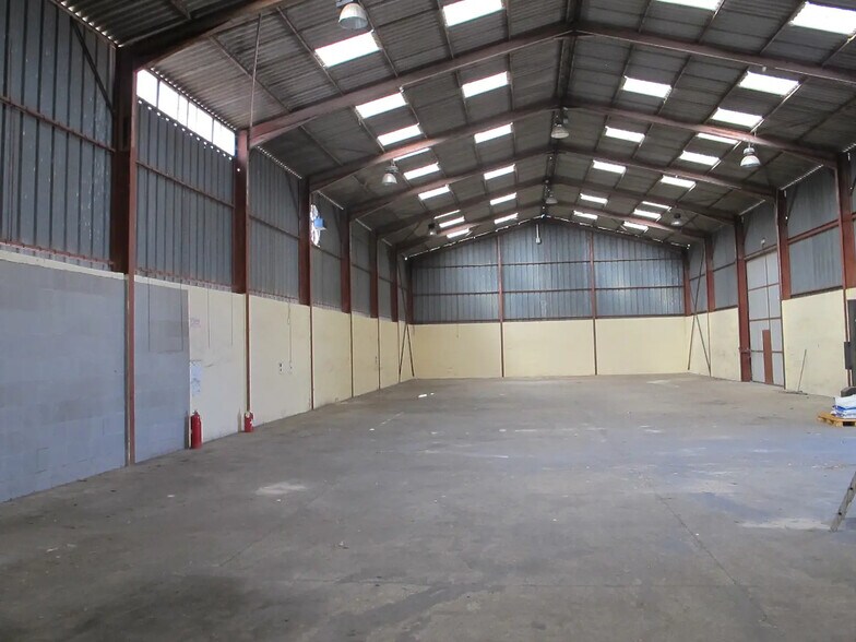 Local d’activités dans Mollégès à louer - Photo de l’immeuble – Image 1 sur 7