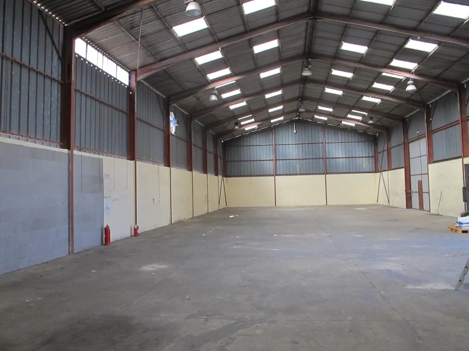 Local d’activités dans Mollégès à louer Photo intérieure– Image 1 sur 8