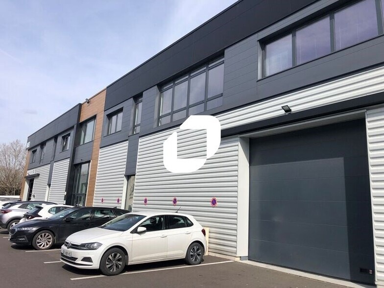 Local d’activités dans Villeneuve-la-Garenne à louer - Photo de l’immeuble – Image 2 sur 15