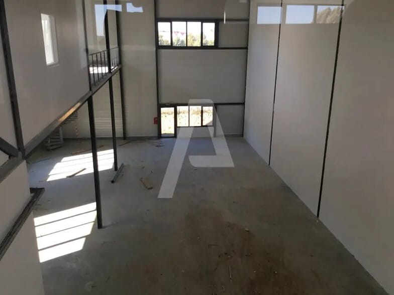 Local d'activités dans Saint-Pierre-du-Perray à vendre - Photo de l’immeuble – Image 3 sur 8