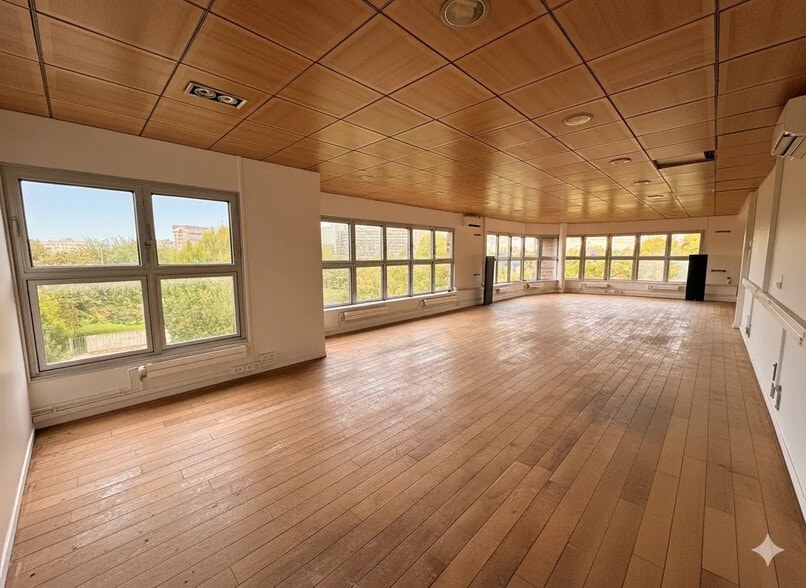 Bureau dans Villiers-sur-Marne à vendre - Photo de l’immeuble – Image 1 sur 15