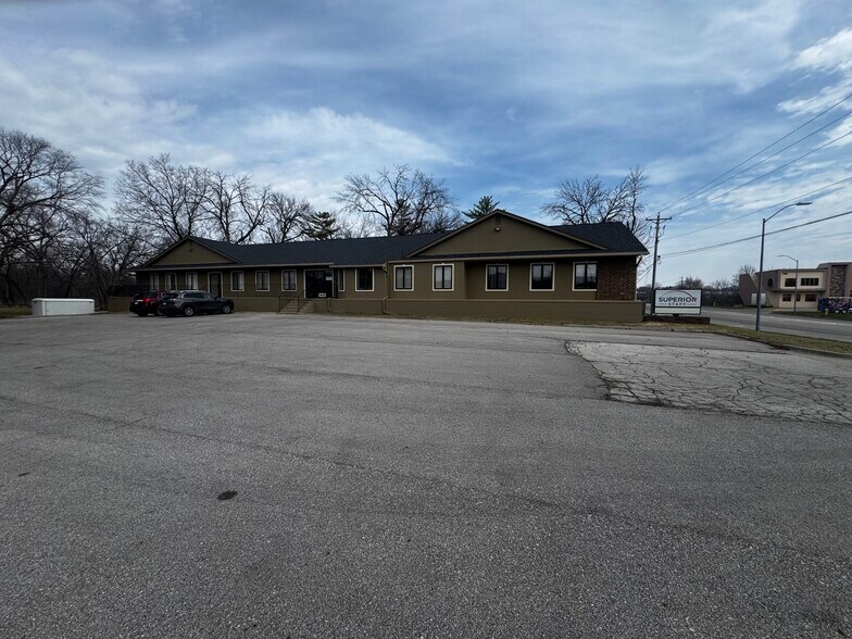 7445 University Blvd, Des Moines, IA à louer - Photo principale – Image 1 sur 12