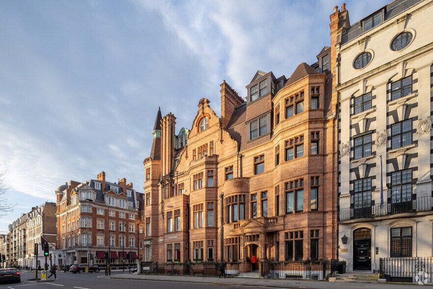65 Sloane St, Londres à louer - Photo de l’immeuble – Image 2 sur 2