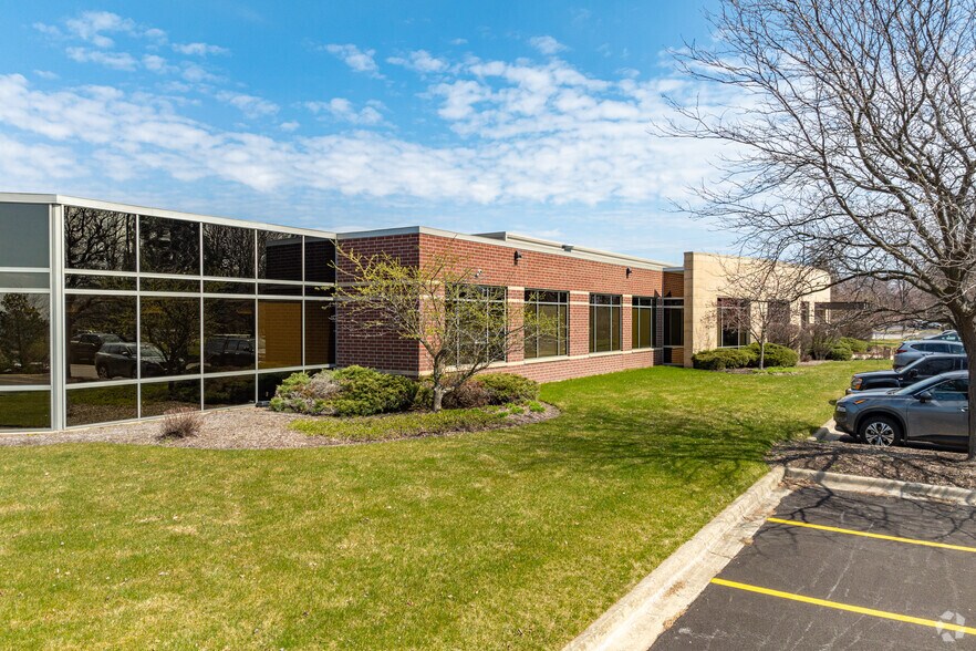 4575 Weaver Pky, Warrenville, IL à louer - Photo principale – Image 1 sur 13
