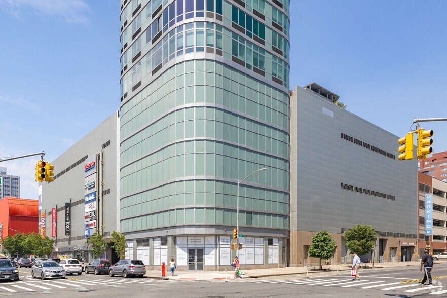 6135 Junction Blvd, Rego Park, NY à louer - Photo de l’immeuble – Image 3 sur 6