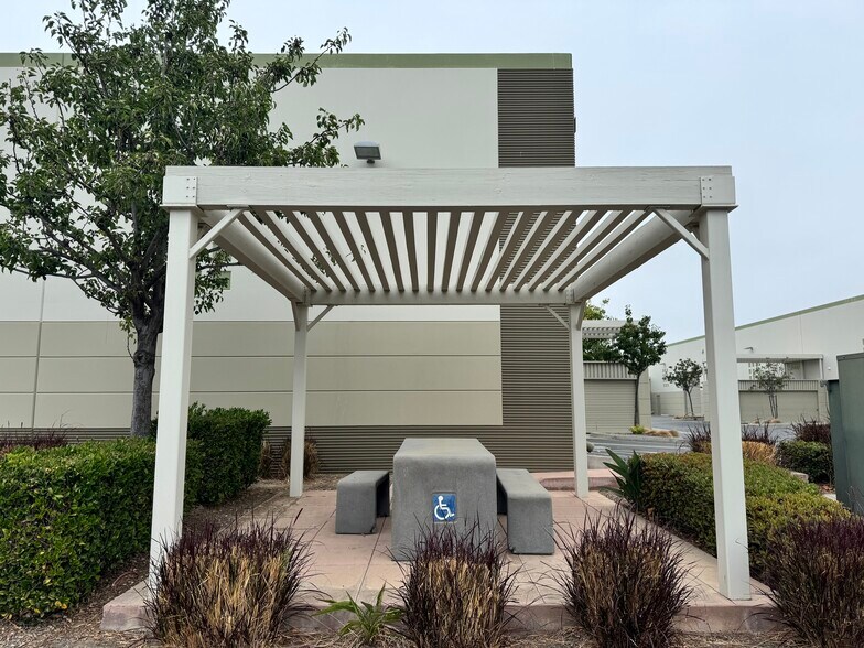 758 Calle Plano, Camarillo, CA à louer - Photo de l’immeuble – Image 3 sur 14