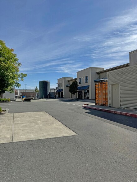 2870 Duke Ct, Santa Rosa, CA à louer - Photo de l’immeuble – Image 2 sur 2