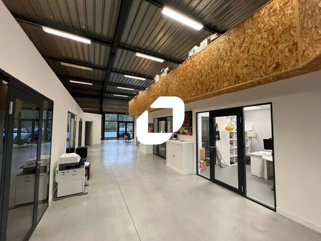 Plus de détails pour Local d'activités à louer