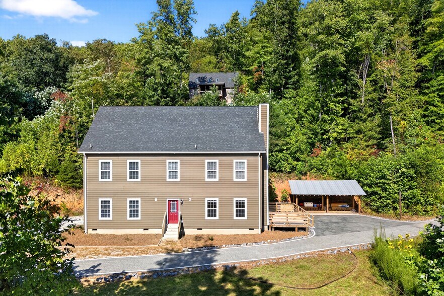 8026 Buck Creek Rd, Marion, NC à vendre - Photo principale – Image 1 sur 76