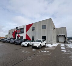 135 Pony Dr, Newmarket, ON à louer Photo de l’immeuble– Image 1 sur 8