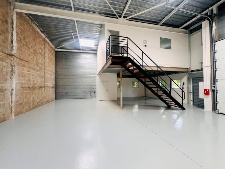 Local d'activités dans Plaisir à vendre - Photo de l’immeuble – Image 3 sur 23