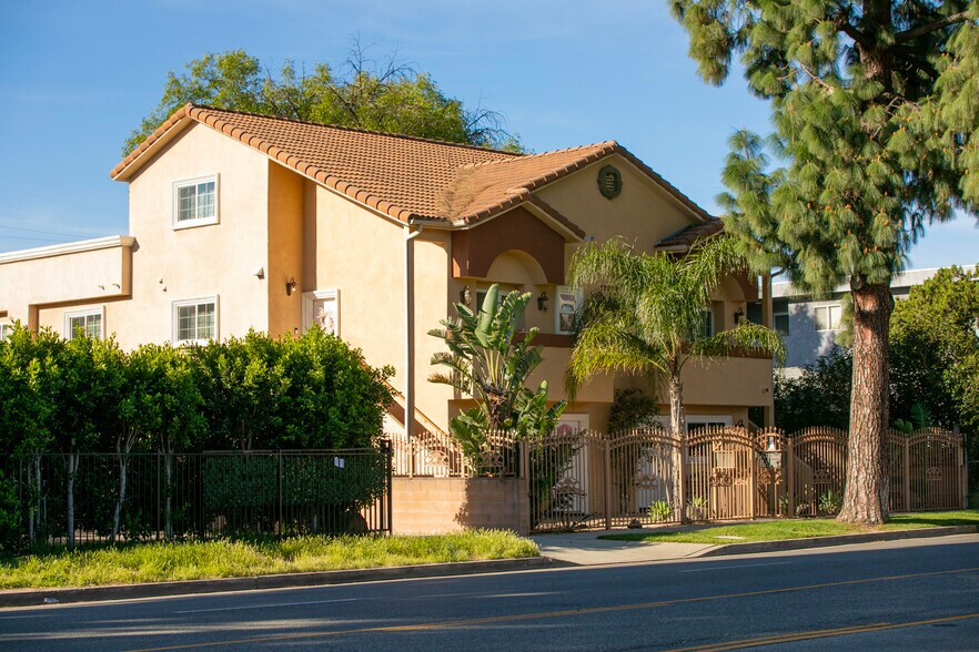17088 Chatsworth St, Granada Hills, CA à vendre - Photo de l’immeuble – Image 3 sur 19