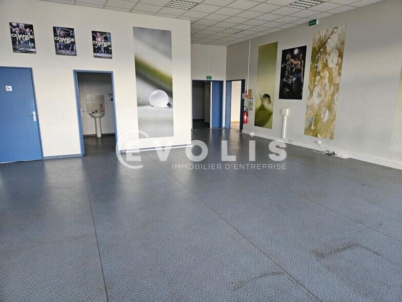 Local commercial dans Orgeval à vendre - Photo de l’immeuble – Image 3 sur 10