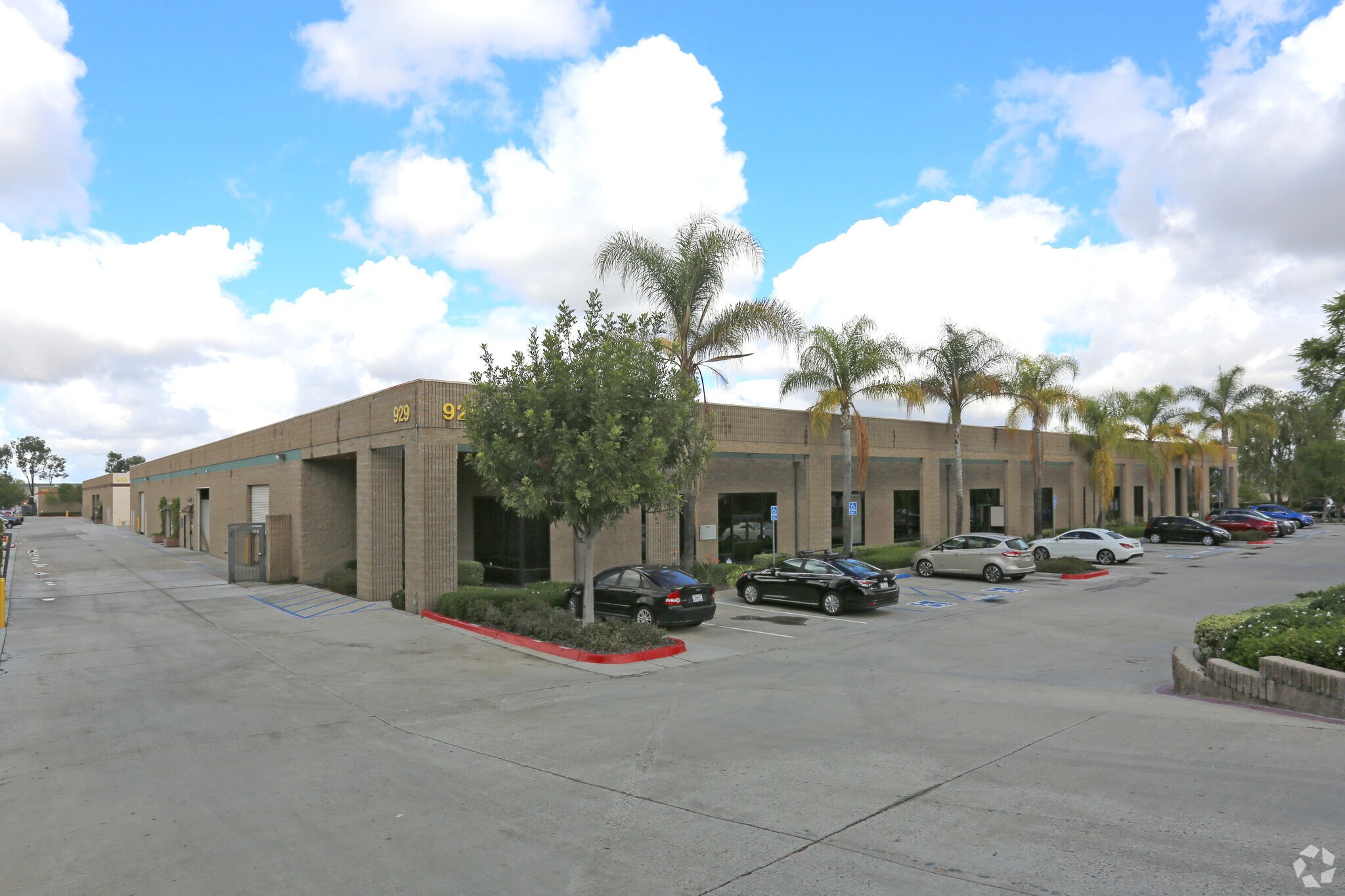 929 Poinsettia Ave, Vista, CA à louer Photo de l’immeuble– Image 1 sur 17