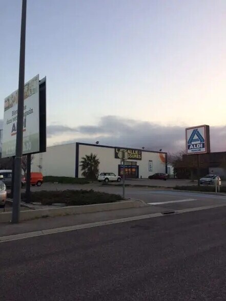 Local commercial dans Ille-sur-Têt à louer - Photo de l’immeuble – Image 1 sur 2