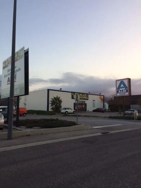 Plus de détails pour Local commercial à louer