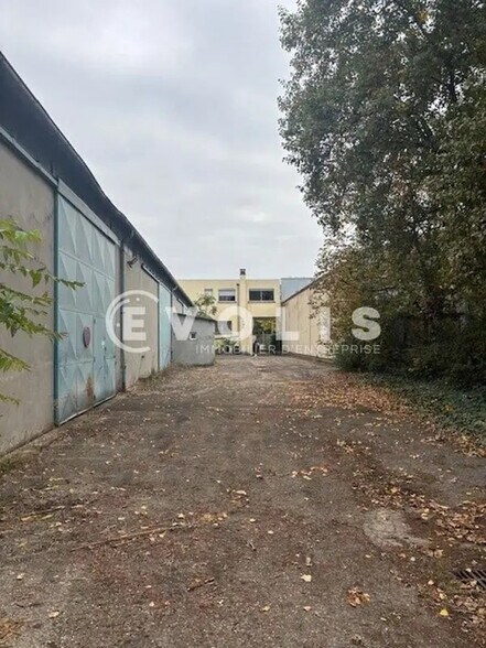 Local d'activités dans Décines-Charpieu à vendre - Photo de l’immeuble – Image 2 sur 12