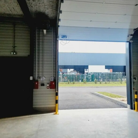 Local d’activités dans Lieusaint à louer - Photo intérieure – Image 2 sur 5