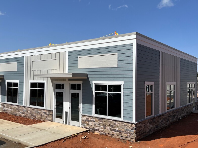 114 Commerce Center Loop, Mooresville, NC à louer - Photo de l’immeuble – Image 1 sur 6