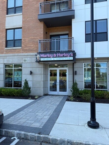 1 Legacy Pl, East Brunswick, NJ à louer - Photo de l’immeuble – Image 3 sur 7