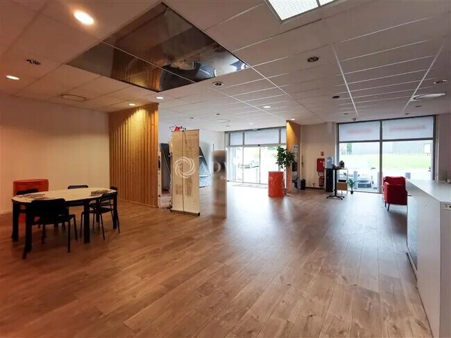Plus de détails pour Local d'activités à louer