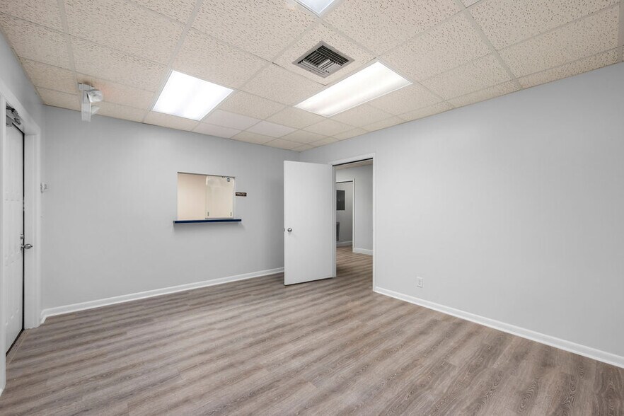 1801 SE Hillmoor Dr, Port Saint Lucie, FL à louer - Photo intérieure – Image 2 sur 12