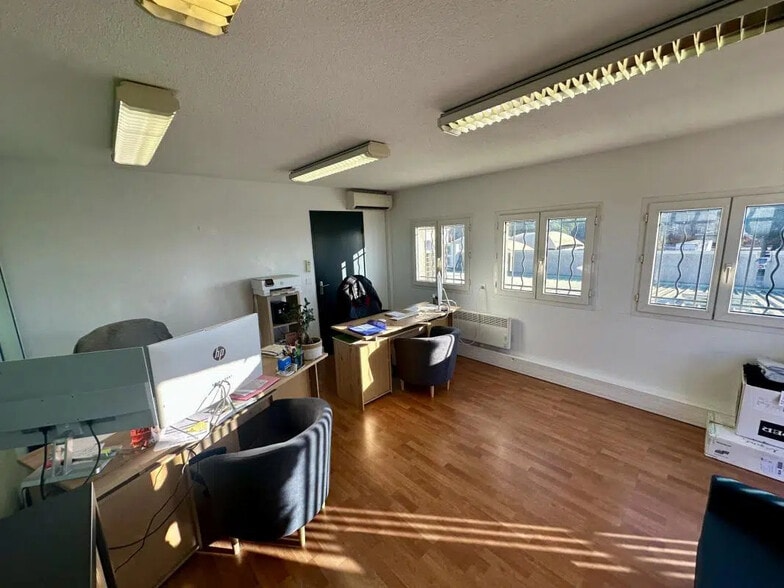 Bureau dans Puget-sur-Argens à louer - Photo de l’immeuble – Image 3 sur 8