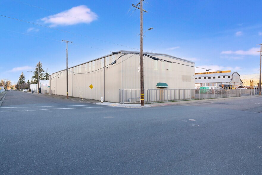 120 Brush St, Ukiah, CA à louer - Photo de l’immeuble – Image 3 sur 12