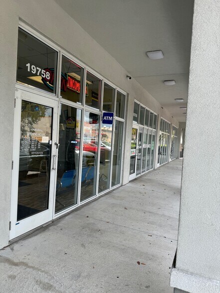19750 NW 27th Ave, Miami Gardens, FL à louer - Photo de l’immeuble – Image 3 sur 3
