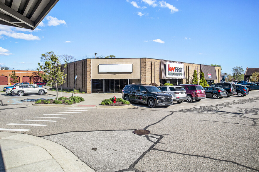 102-132 N Leroy St, Fenton, MI à louer - Photo de l’immeuble – Image 3 sur 6
