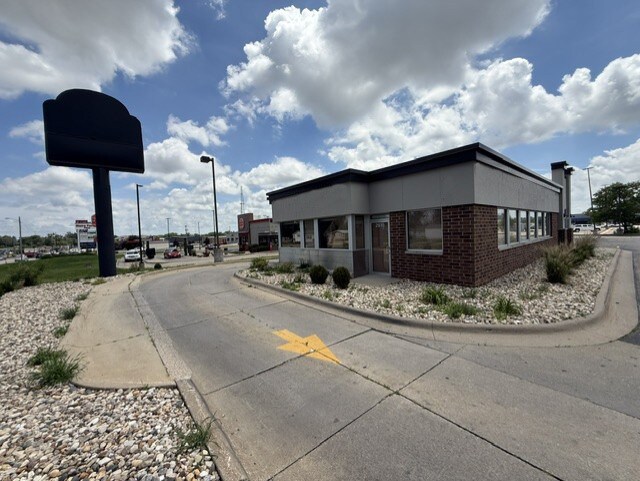 2615 Blairs Ferry Rd NE, Cedar Rapids, IA à louer - Photo de l’immeuble – Image 2 sur 6