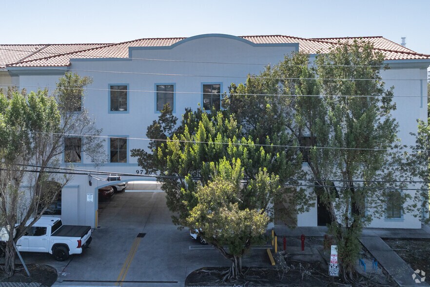 9726 E Indigo St, Miami, FL à louer - Photo de l’immeuble – Image 1 sur 10