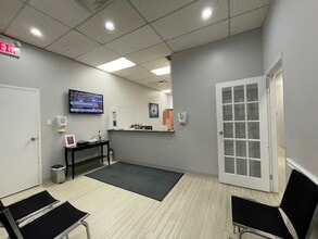 2120 Eglinton Ave W, Toronto, ON à louer Photo intérieure– Image 2 sur 13