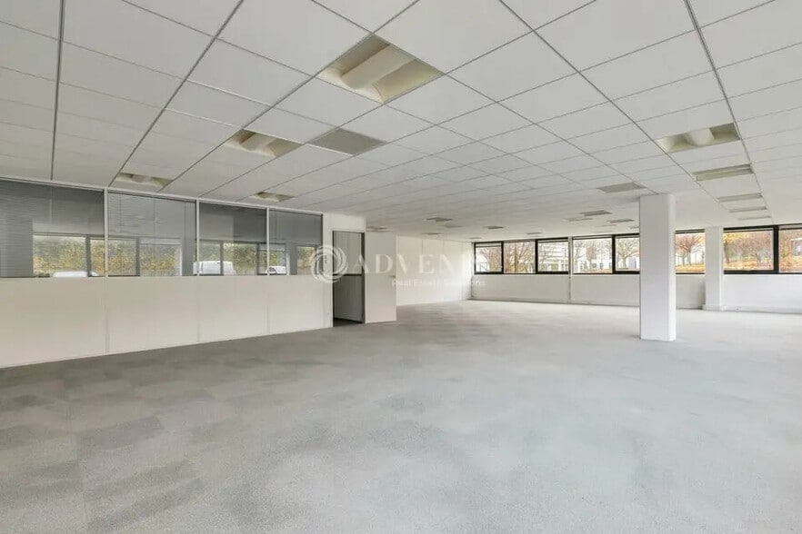 Local d’activités dans Cergy à louer - Photo de l’immeuble – Image 3 sur 8