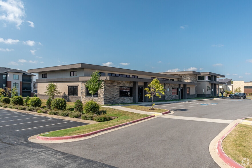 800 SE Plaza Ave, Bentonville, AR à louer - Photo de l’immeuble – Image 3 sur 5