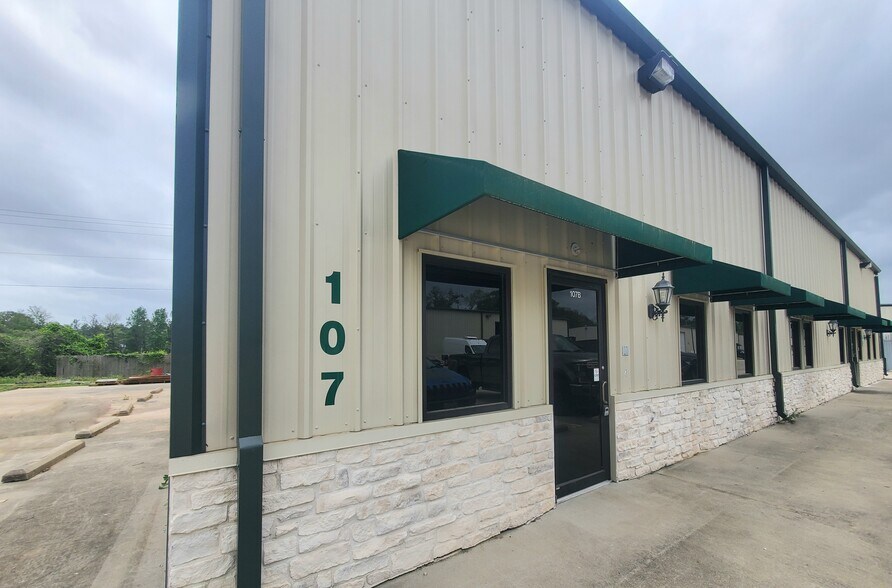 2418 N Frazier St, Conroe, TX à louer - Photo de l’immeuble – Image 2 sur 10