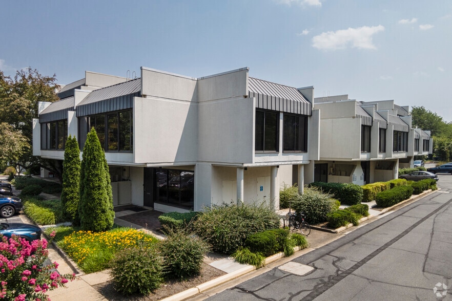 11250 Roger Bacon Dr, Reston, VA à louer - Photo principale – Image 1 sur 27