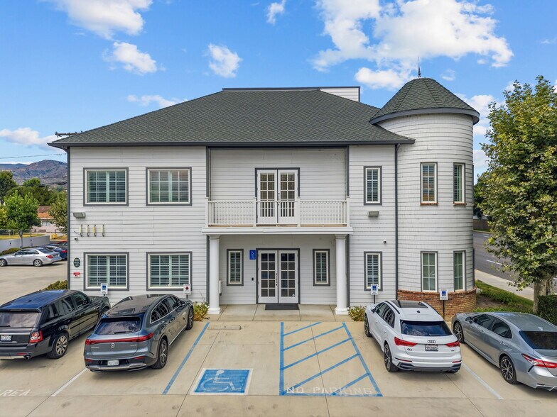 24018 Lyons Ave, Newhall, CA à vendre - Photo de l’immeuble – Image 3 sur 15