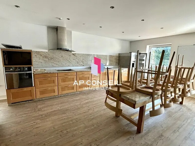 Bureau dans Voisins-le-Bretonneux à vendre - Photo de l’immeuble – Image 3 sur 6