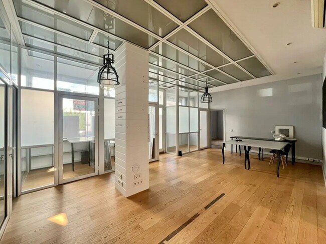 Plus de détails pour Local commercial à louer