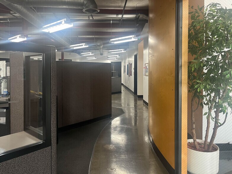 3686 E Olympic Blvd, Los Angeles, CA à louer - Photo de l’immeuble – Image 2 sur 7