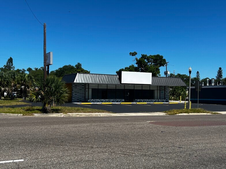 2108 49th St S, Saint Petersburg, FL à vendre - Photo de l’immeuble – Image 3 sur 15
