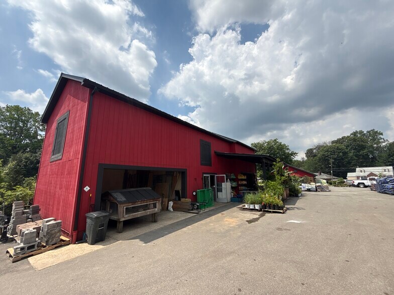 563 River Rd, New Milford, NJ à vendre - Photo de l’immeuble – Image 3 sur 47