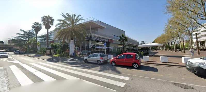 Local commercial dans Mandelieu-la-Napoule à louer - Photo de l’immeuble – Image 1 sur 4